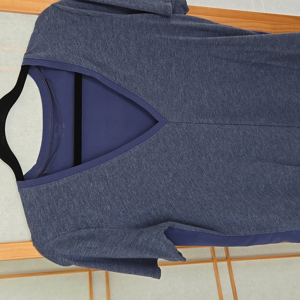 Under Armour Women's V-Neck Blue Top Tunic Small